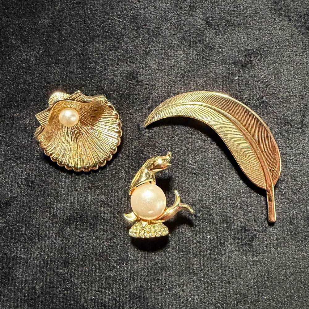 Vintage! Set of 3 Brooches: Shell, Seal, Leaf